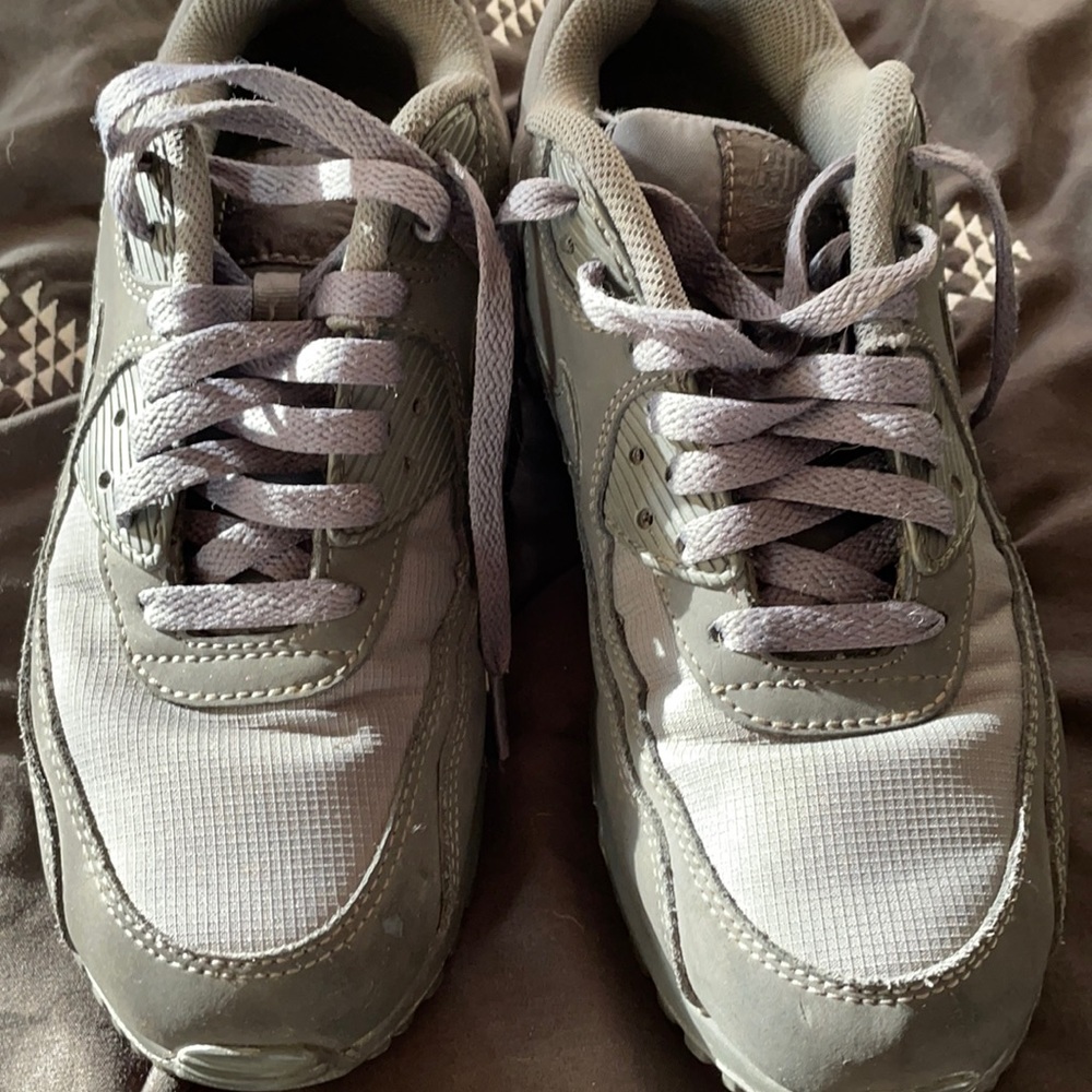 Big boys 7.5 Gray Nike Airmax only worn a few time soles slightly shoe wearing
